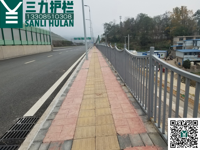 貴陽東縱線弧形邊坡道路護欄